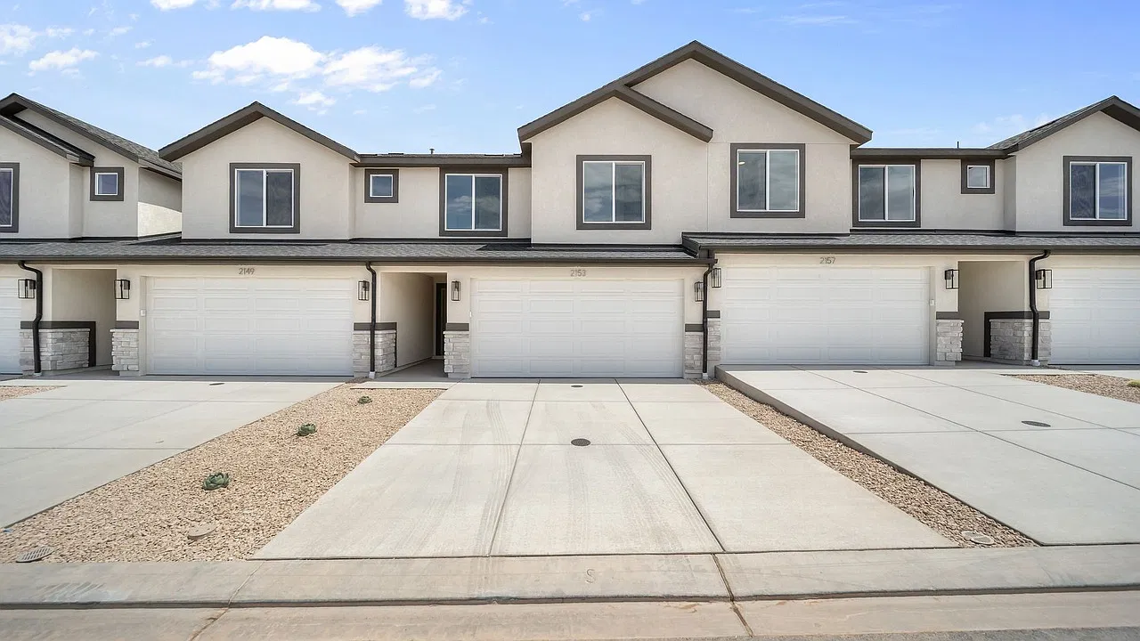 3 bed, 1446 sqft, $2,100 — Photo 1