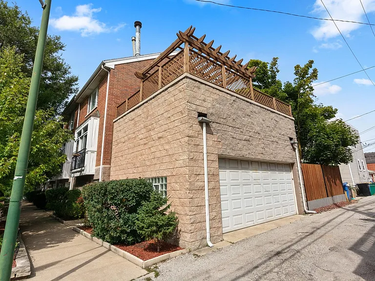 1616 W Altgeld St — Photo 39