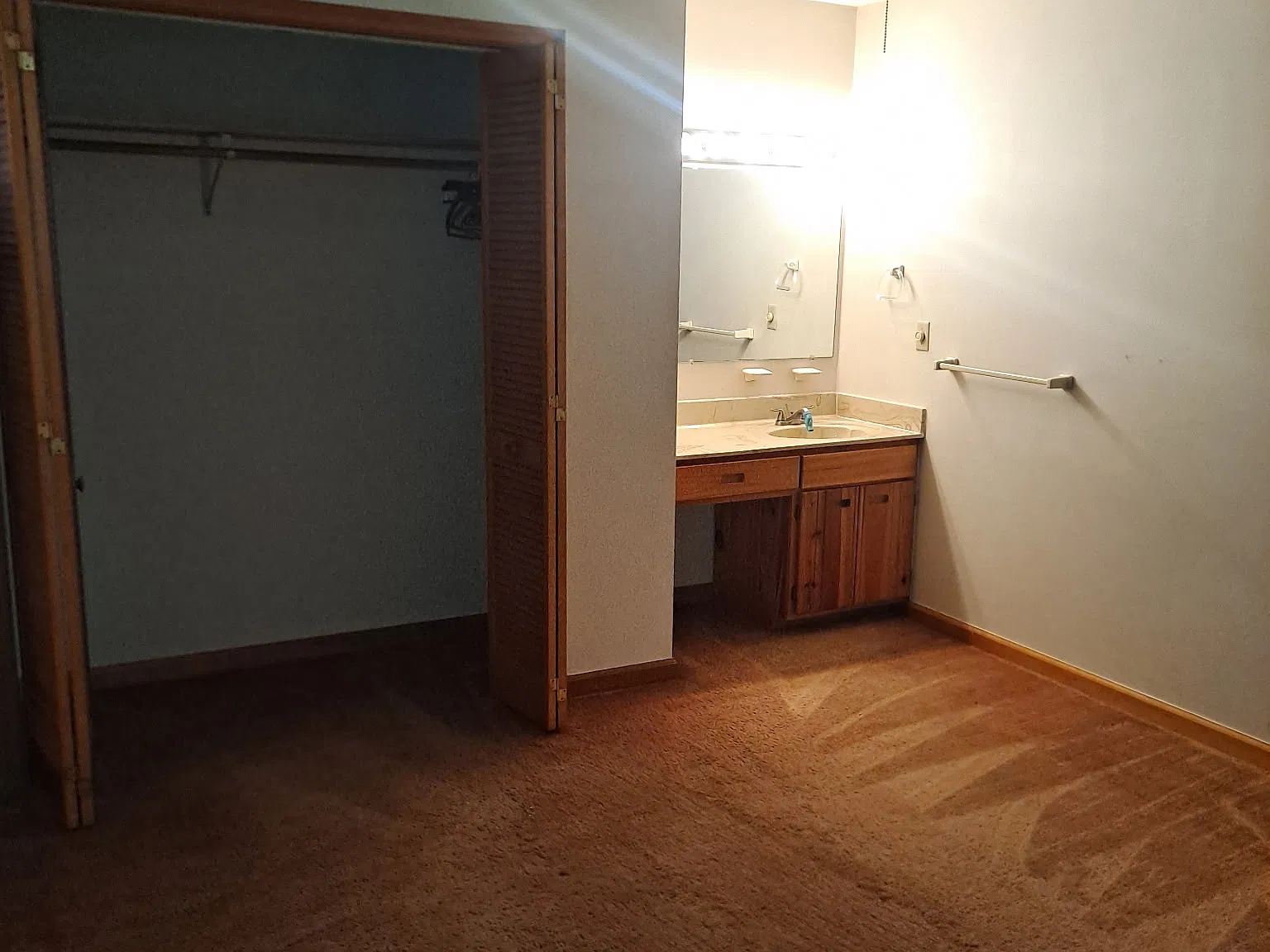1 bed, 1.5 bath, 1000 sqft, $925 — Photo 2