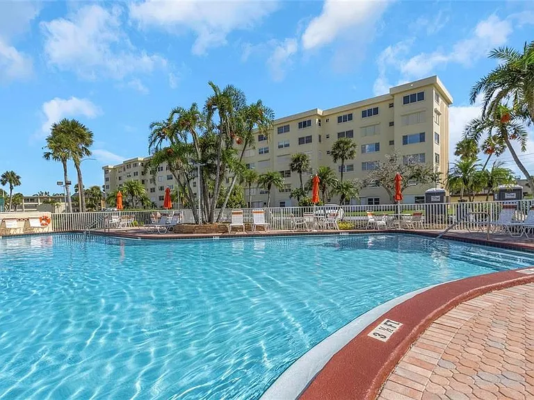 4700 Cove Cir #107 — Photo 40