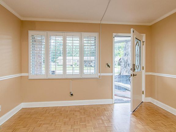 4th image of 1727 Grove Park Dr