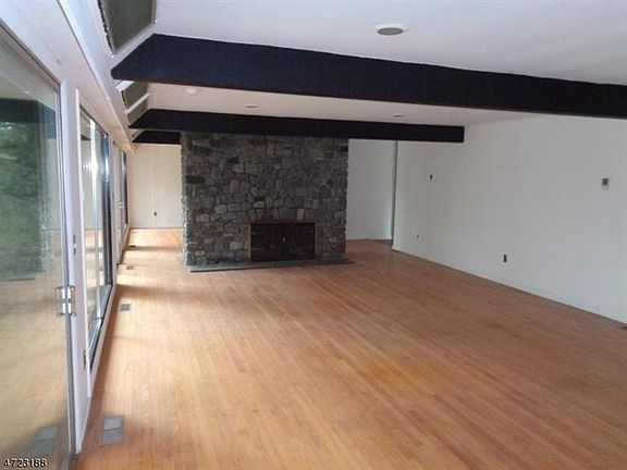 4th image of 10 Bear Ln