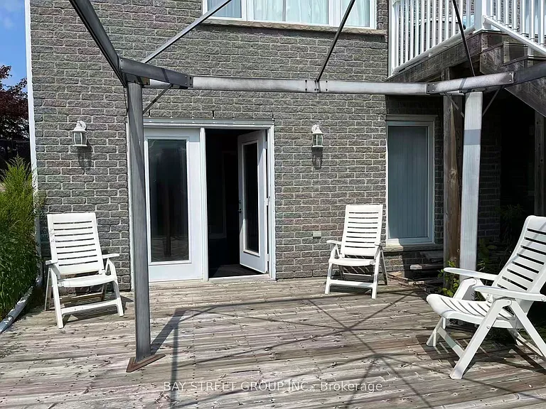 578 Springwater Dr W — Photo 1