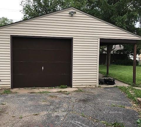 3rd image of 3315 Blackstone Ave