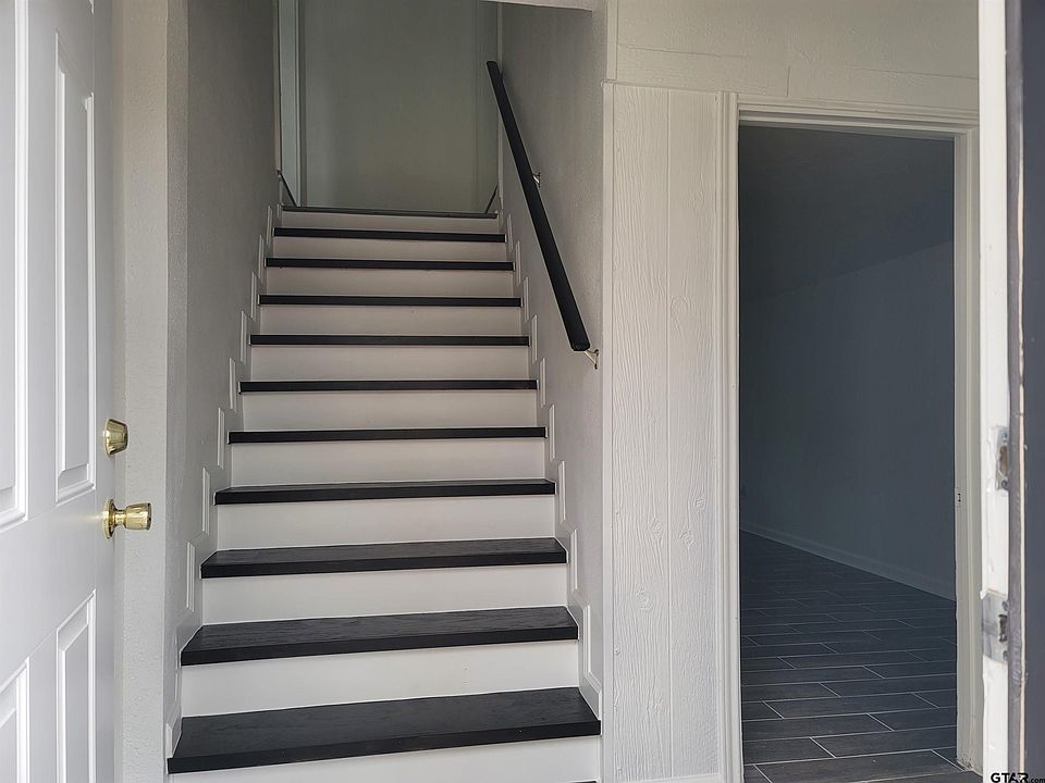 1st image of 1320 W Oakwood St Unit 1