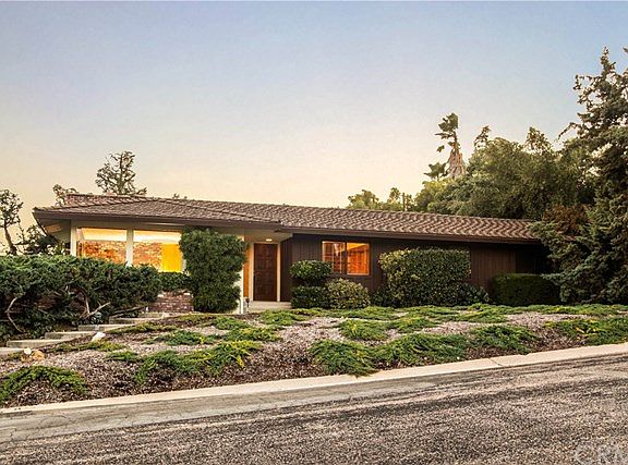 3rd image of 1518 Country Club Dr