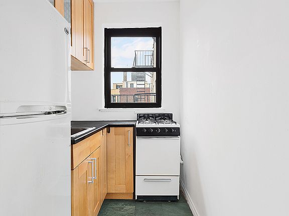 3rd image of 70 Clark St APT 6J
