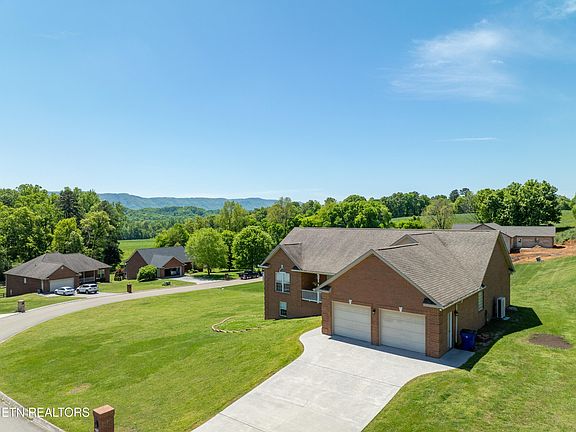 2nd image of 121 Autumn View Dr