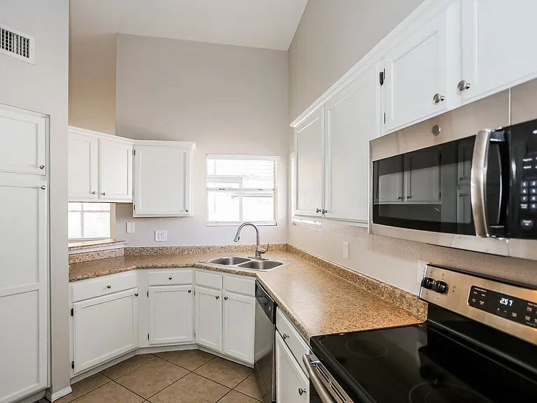 8032 W Tuckey Ln — Photo 10