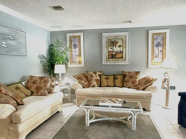 1205 S Lakes End Drive #D2, Fort Pierce, FL 34982