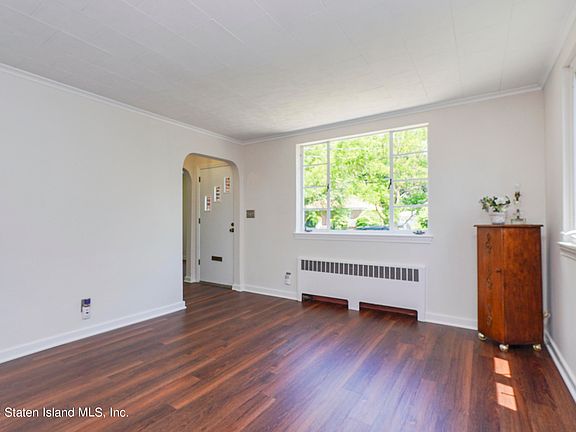 3rd image of 588 Pelton Ave