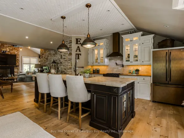 40 Polish Ave, Penetanguishene, ON L9M 1W7
