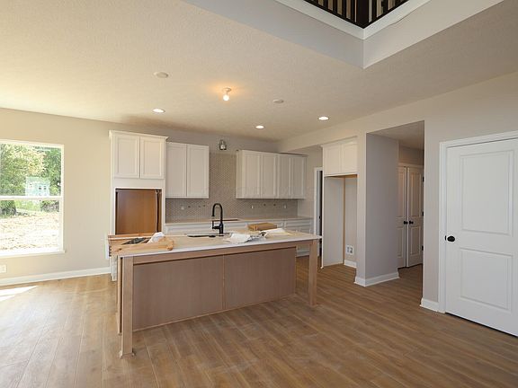 4th image of 545 Fadley Loop E