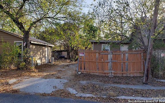 4th image of 2535 Perez St