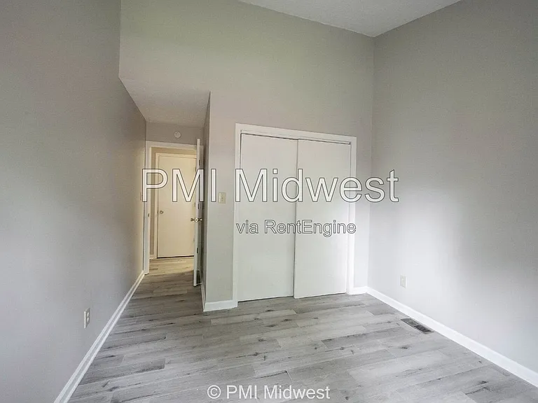 100 E King St — Photo 14