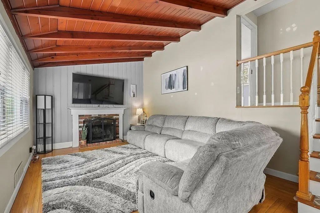 3 bed, 2.0 bath, 2066 sqft, $3,500 — Photo 4