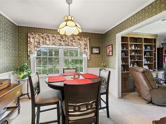 5th image of 401 White Oaks Dr
