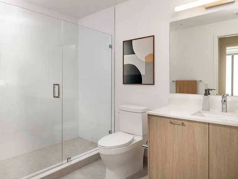 Bath with white quartz countertops
