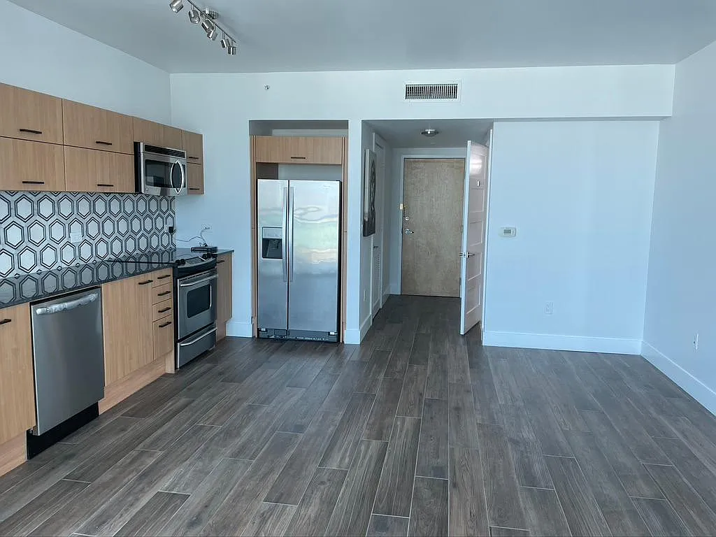 350 S Miami Avenue — Photo 2