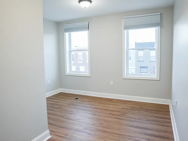 2624 E Madison St — Photo 11