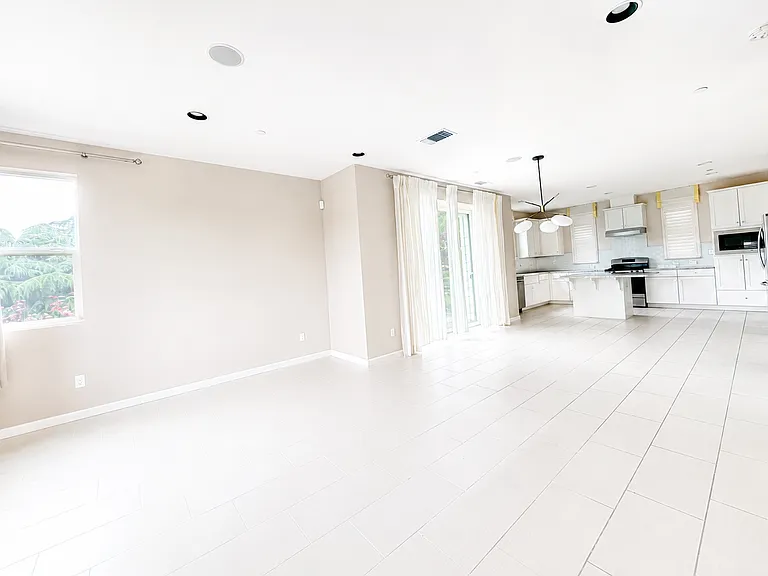 22755 Filbert St — Photo 11