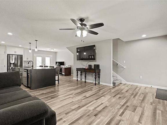 3rd image of 303 W Chestnut St