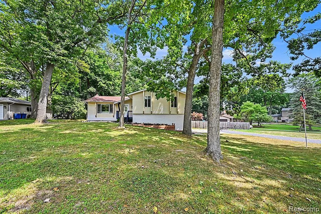 4 bed, 2.0 bath, 3074 sqft, $4,000 — Photo 2