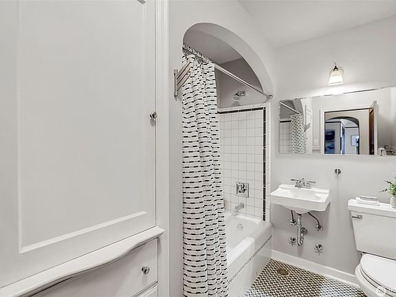 4th image of 1120 17th Ave APT 204