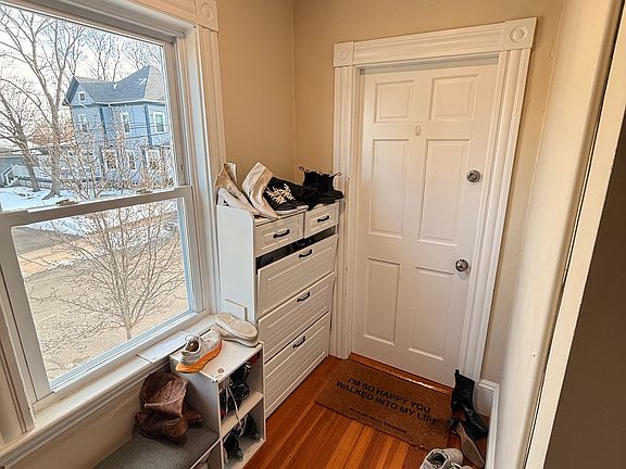 Entry area with storage