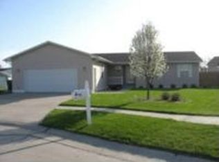 318 Greenhouse Ct, Hastings, NE 68901