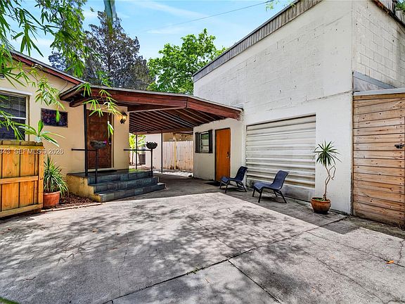 4th image of 749 NW 43rd St