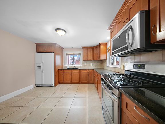 2nd image of 10 Bigelow St #2