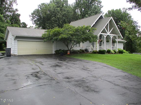 3rd image of 213 Edgefield Rd