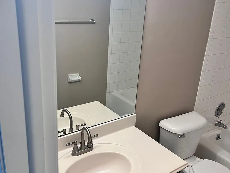 Bristol Square Apartments — Photo 279