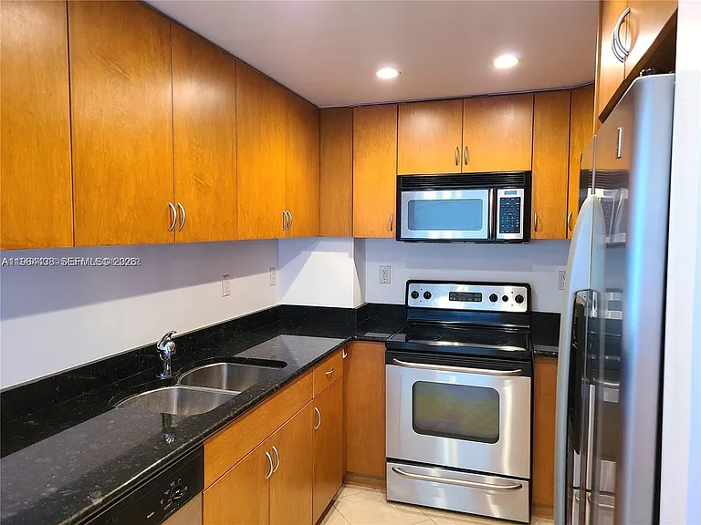 10350 W Bay Harbor Dr #5L — Photo 2