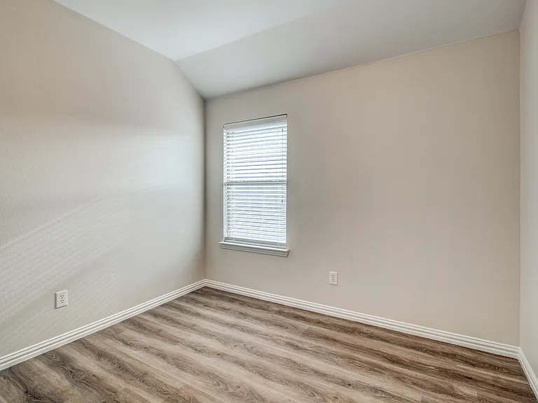 2100 Willow Creek Dr — Photo 6