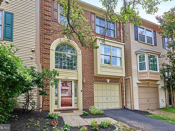 3rd image of 890 Tall Oaks Sq SE