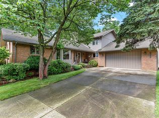 2200 N Hammond Lake Rd, West Bloomfield, MI 48324