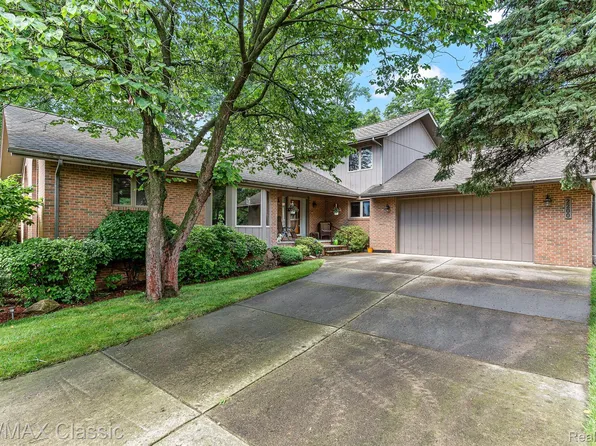 2200 N Hammond Lake Rd, West Bloomfield, MI 48324