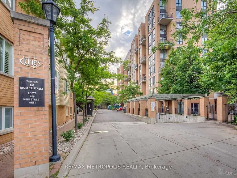 208 Niagara St #Townhouse 27 — Photo 2