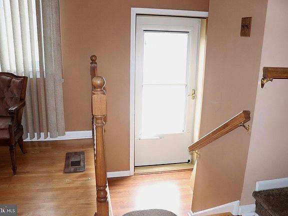 2nd image of 907 Oxford Ave