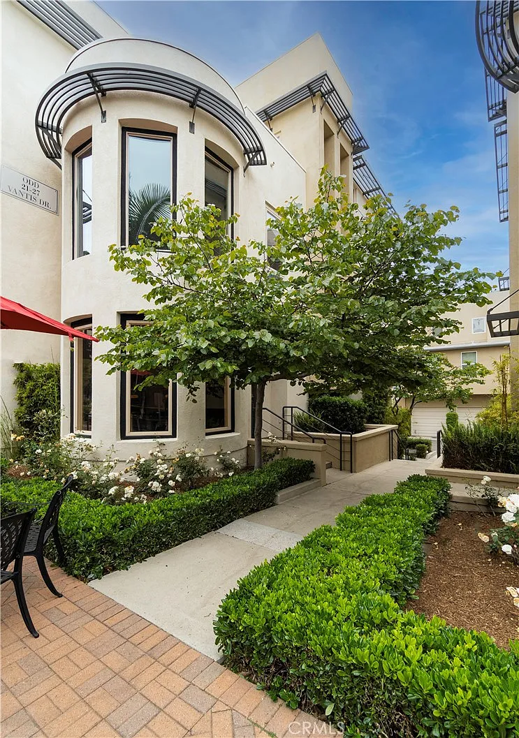 Building Photo - 21 Vantis Dr
