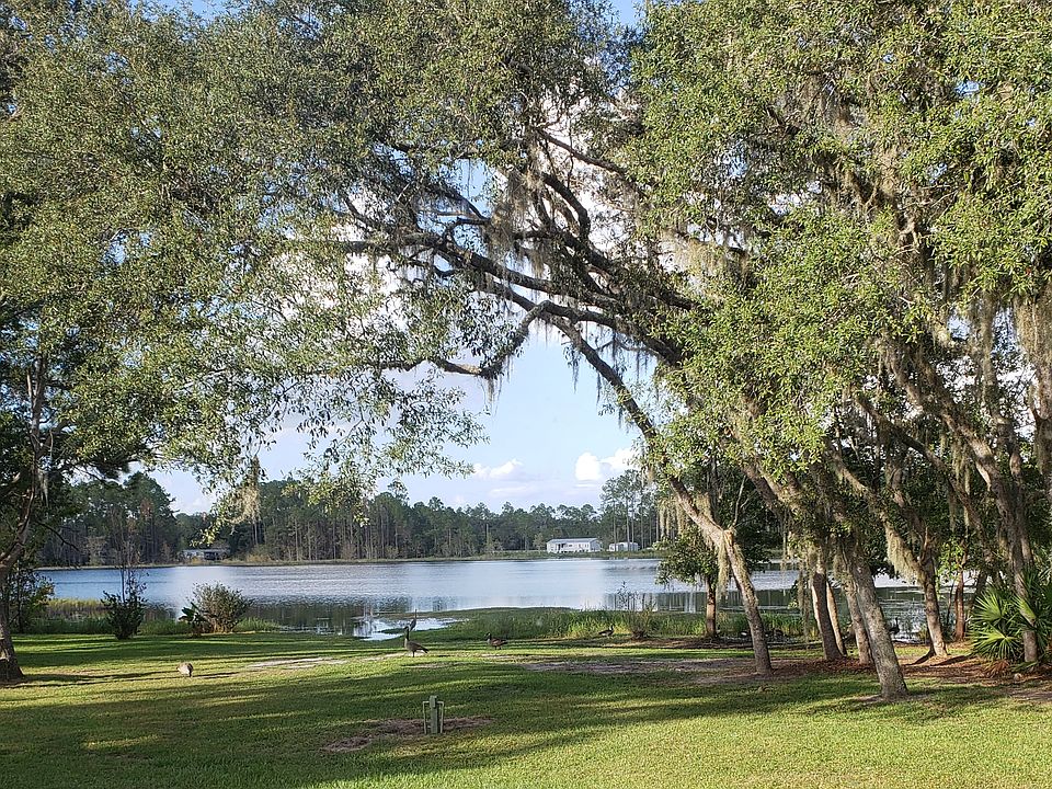 Beautiful lakefront backyard
