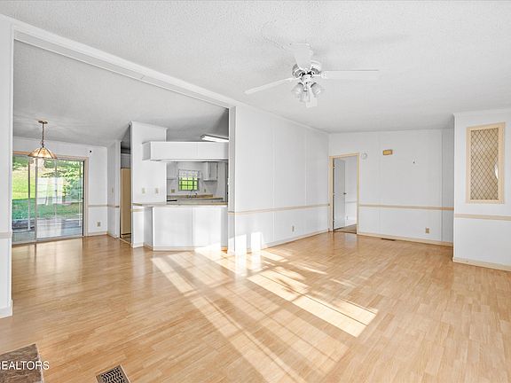 5th image of 1048 Bradley Ct