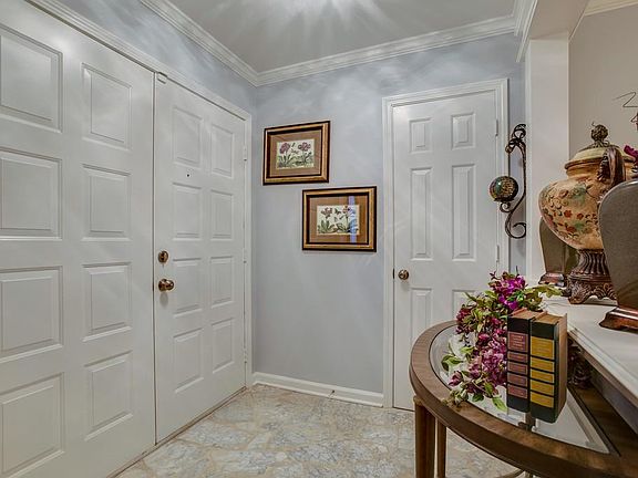 4th image of 909 E Northfield Blvd