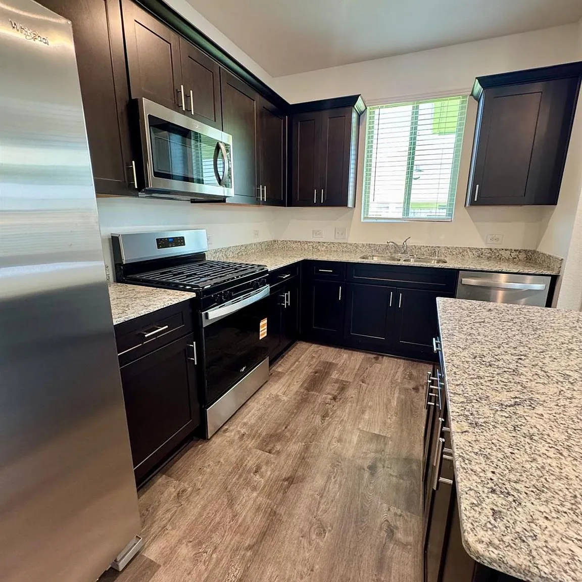 4 bed, 2.5 bath, 2466 sqft, $2,350 — Photo 4