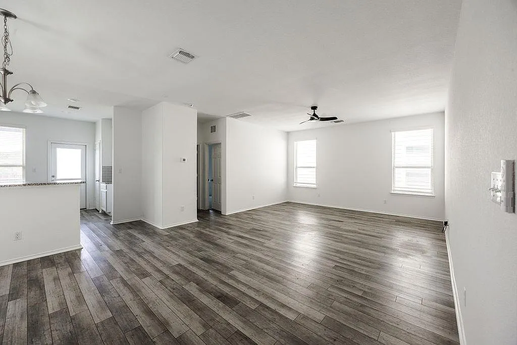 4 bed, 3.0 bath, 2072 sqft, $2,325 — Photo 4