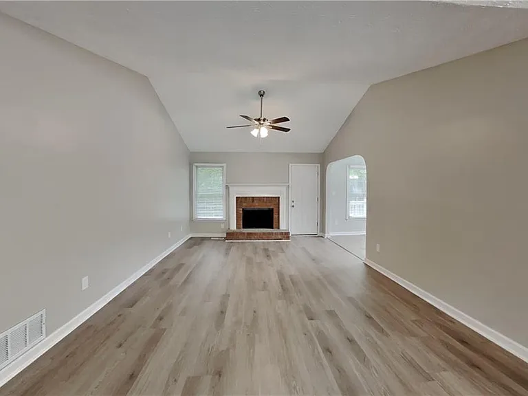 170 Sterling Dr — Photo 3