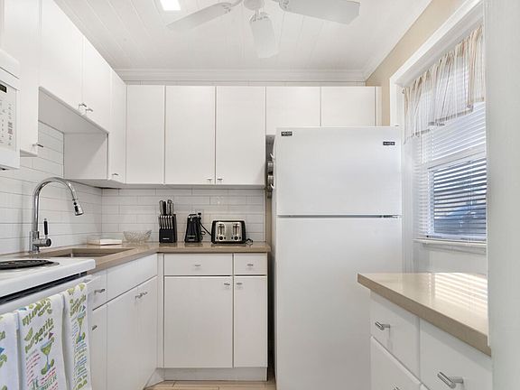 4th image of 2121 NE 1st Court #104