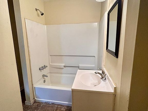 5th image of 560 Manor St